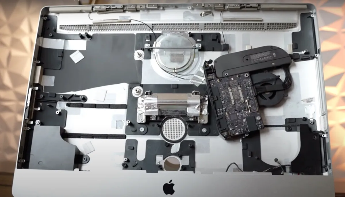 Il primo iMac M1 non arriva da Apple ma da uno youtuber Il primo iMac M1 non arriva da Apple ma da uno youtuber