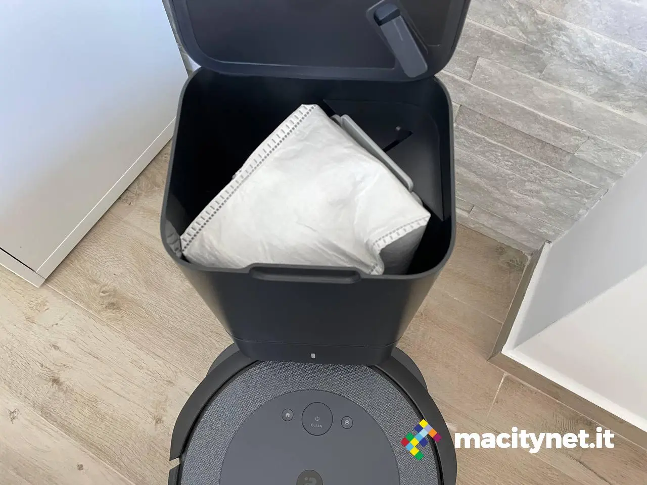 Recensione iRobot Roomba i3+: auto svuotante, ma con qualche compromesso Recensione iRobot Roomba i3+: auto svuotante, ma con qualche compromesso