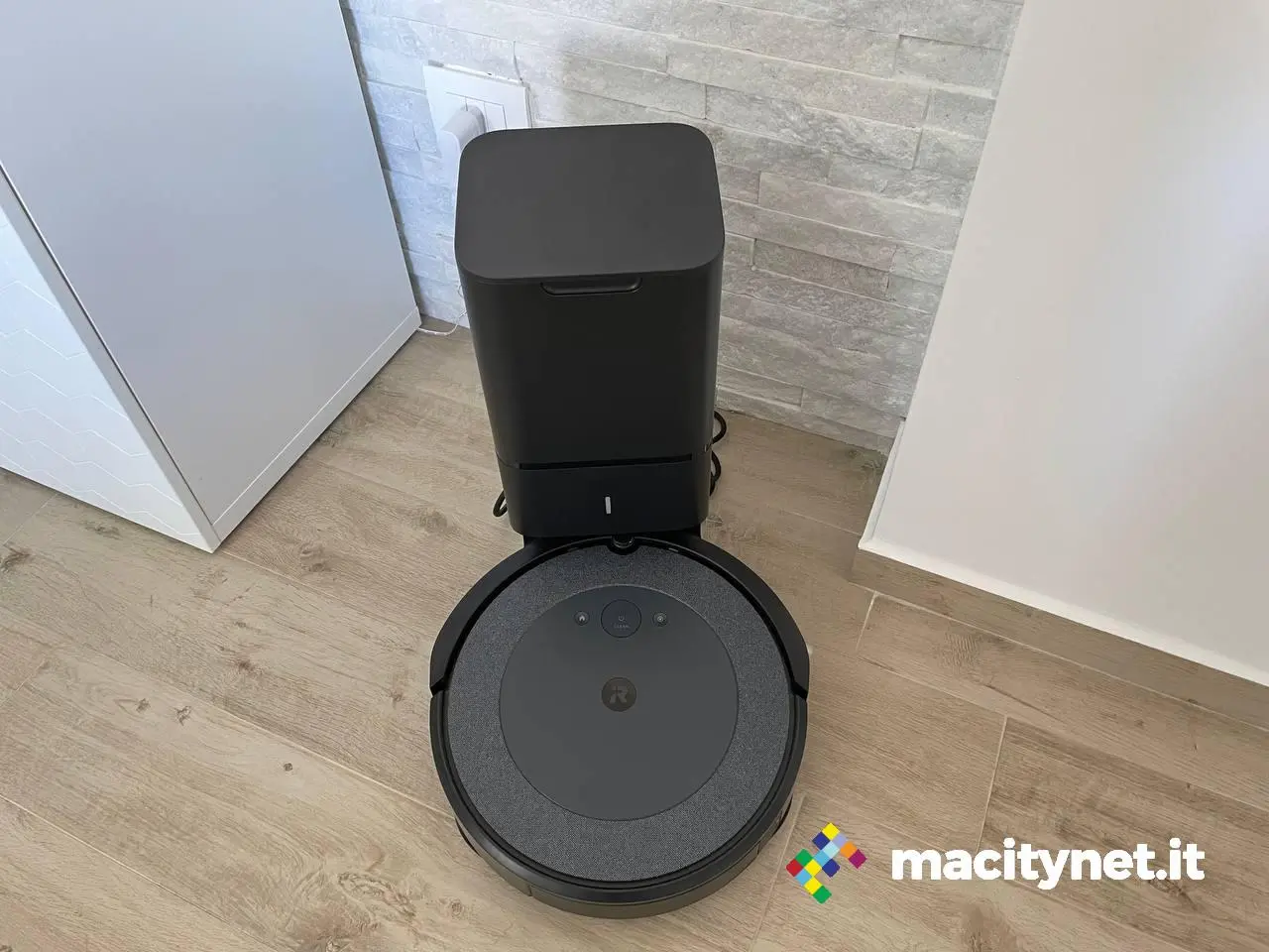 Recensione iRobot Roomba i3+: auto svuotante, ma con qualche compromesso Recensione iRobot Roomba i3+: auto svuotante, ma con qualche compromesso