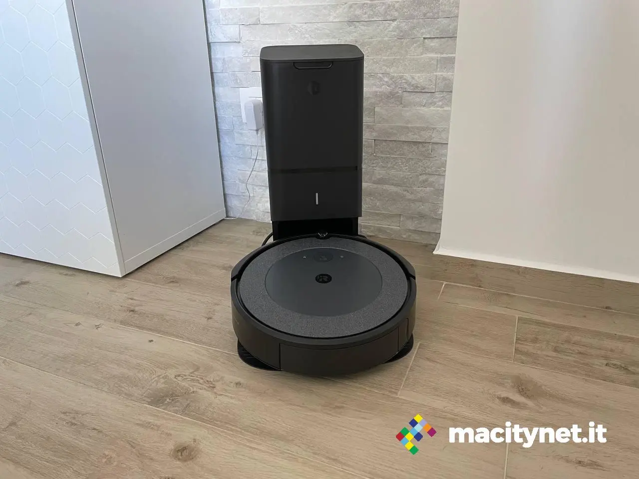 Recensione iRobot Roomba i3+: auto svuotante, ma con qualche compromesso Recensione iRobot Roomba i3+: auto svuotante, ma con qualche compromesso