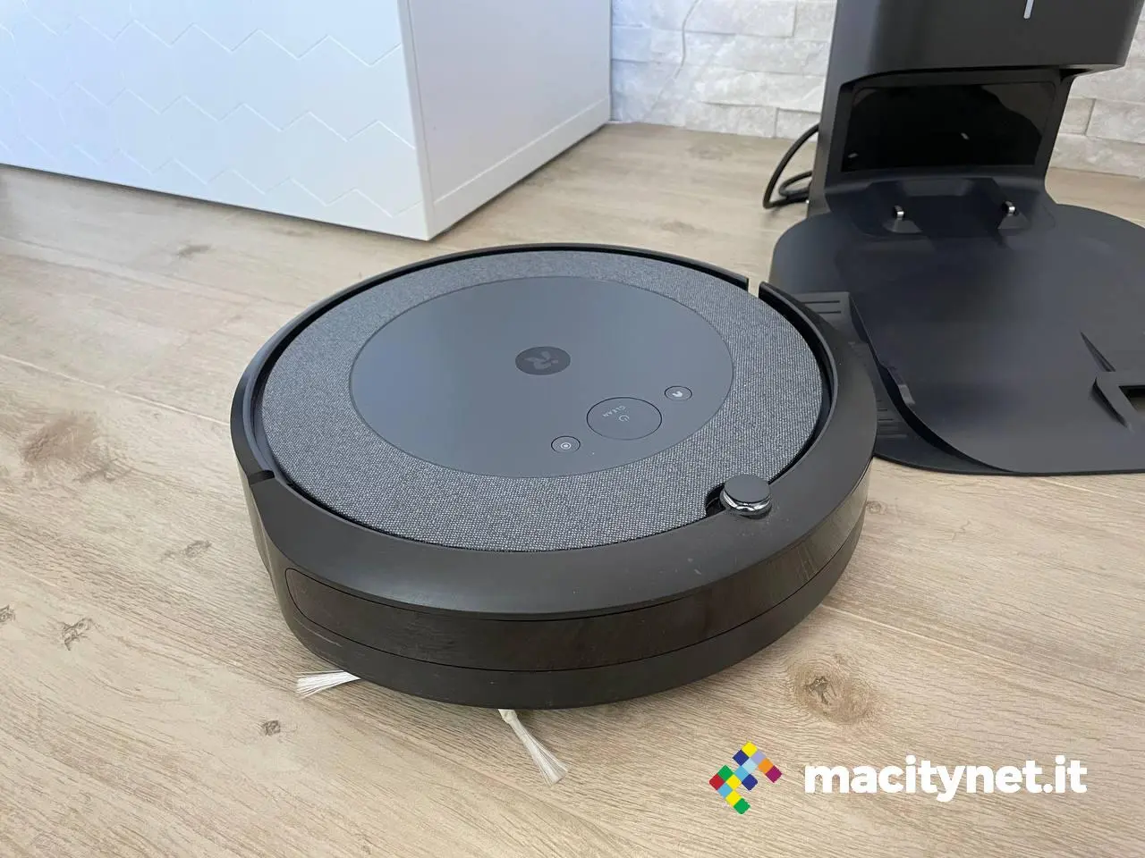 Recensione iRobot Roomba i3+: auto svuotante, ma con qualche compromesso Recensione iRobot Roomba i3+: auto svuotante, ma con qualche compromesso