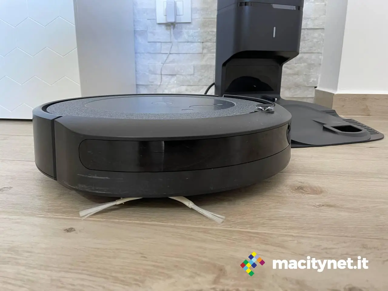Recensione iRobot Roomba i3+: auto svuotante, ma con qualche compromesso Recensione iRobot Roomba i3+: auto svuotante, ma con qualche compromesso