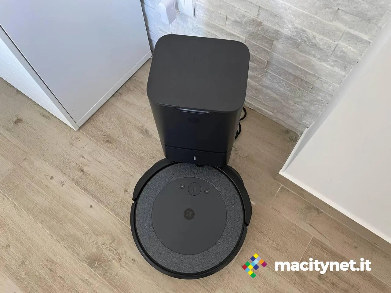 Recensione iRobot Roomba i3+: auto svuotante, ma con qualche compromesso Recensione iRobot Roomba i3+: auto svuotante, ma con qualche compromesso
