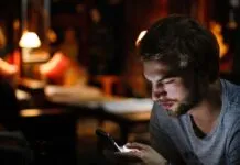 3 italiani su 4 non rinunciano allo smartphone sotto le coperte A letto e anche in bagno: 1 italiano su 2 non rinuncia mai al cellulare