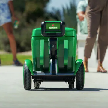 Heineken BOT è il robot che ti segue con la birra fresca