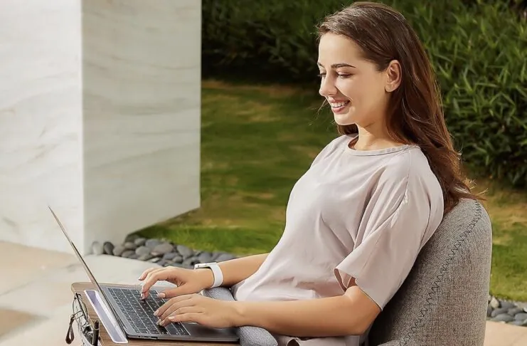 Quattro accessori per non scottarsi le gambe con il portatile