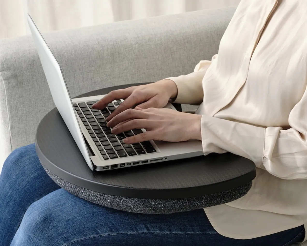 Quattro accessori per non scottarsi le gambe con il portatile