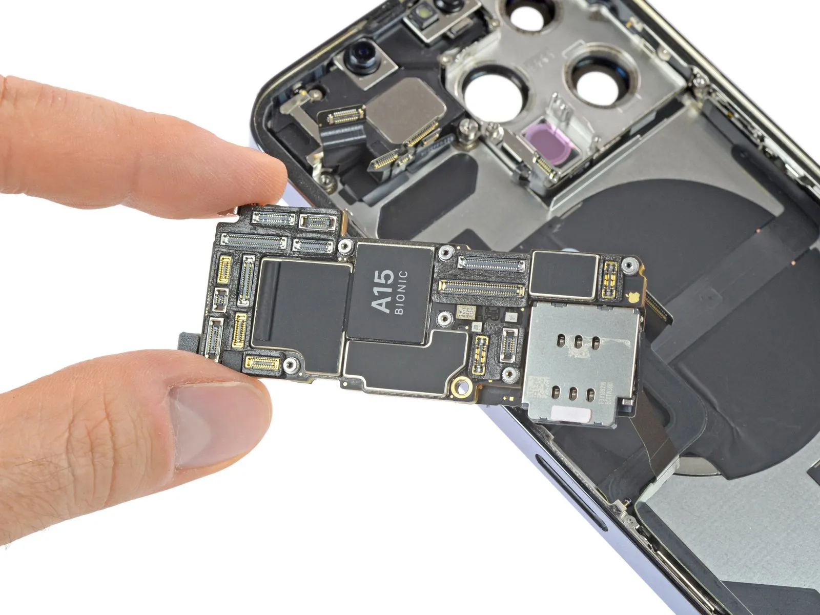 iFixit ha smontato l’iPhone 13 Pro iFixit ha smontato l’iPhone 13 Pro