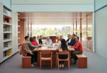 Apple fatica a trovare il nuovo Jony Ive, capo del design hardware Uno sguardo alla vita interna ad Apple Park, dove anche l’unboxing conta