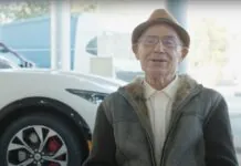 A 87 anni passa all’elettrico con Ford Mustang Mach-E Non è mai troppo tardi, a 87 anni passa all’elettrico con Ford Mustang Mach-E