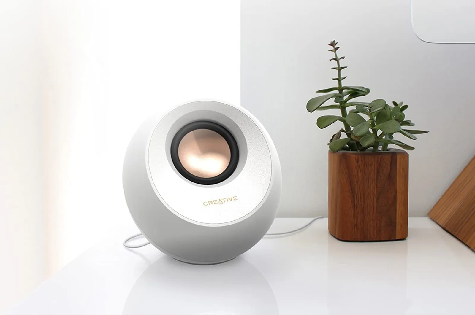 Recensione Creative Pebble V3, il vino buono sta nella botte piccola Recensione Creative Pebble V3, il vino buono sta nella botte piccola