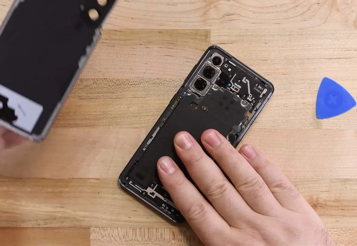 Samsung con iFixit per la riparazione autonoma di Galaxy S20 e S21 Samsung con iFixit per la riparazione autonoma di Galaxy S20 e S21