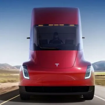 Tesla Semi, le prenotazioni aprono con 5 anni di ritardo