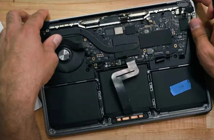 Smontato il MacBook Pro 13″ con M2