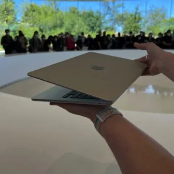 MacBook Air 2022 con M2, i dettagli di design del superleggero Apple