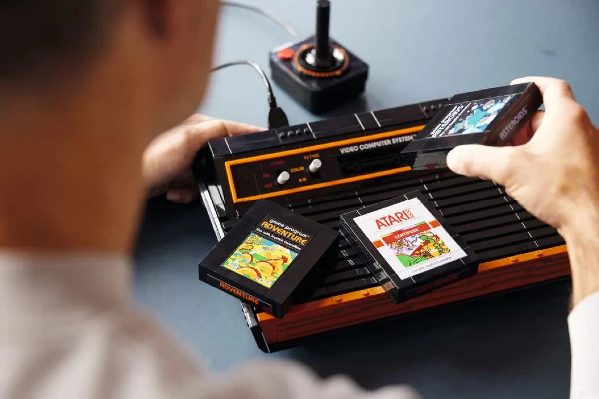 Lego celebra i 50 anni di Atari con un set della console 2600 Lego celebra i 50 anni di Atari con un set della console 2600