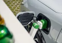 Ford sperimenta una stazione di ricarica robotizzata per agevolare i disabili Ford sperimenta una stazione di ricarica robotizzata per agevolare i disabili