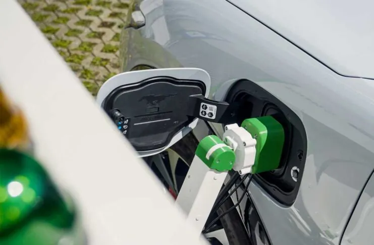 Ford sperimenta una stazione di ricarica robotizzata per agevolare i disabili