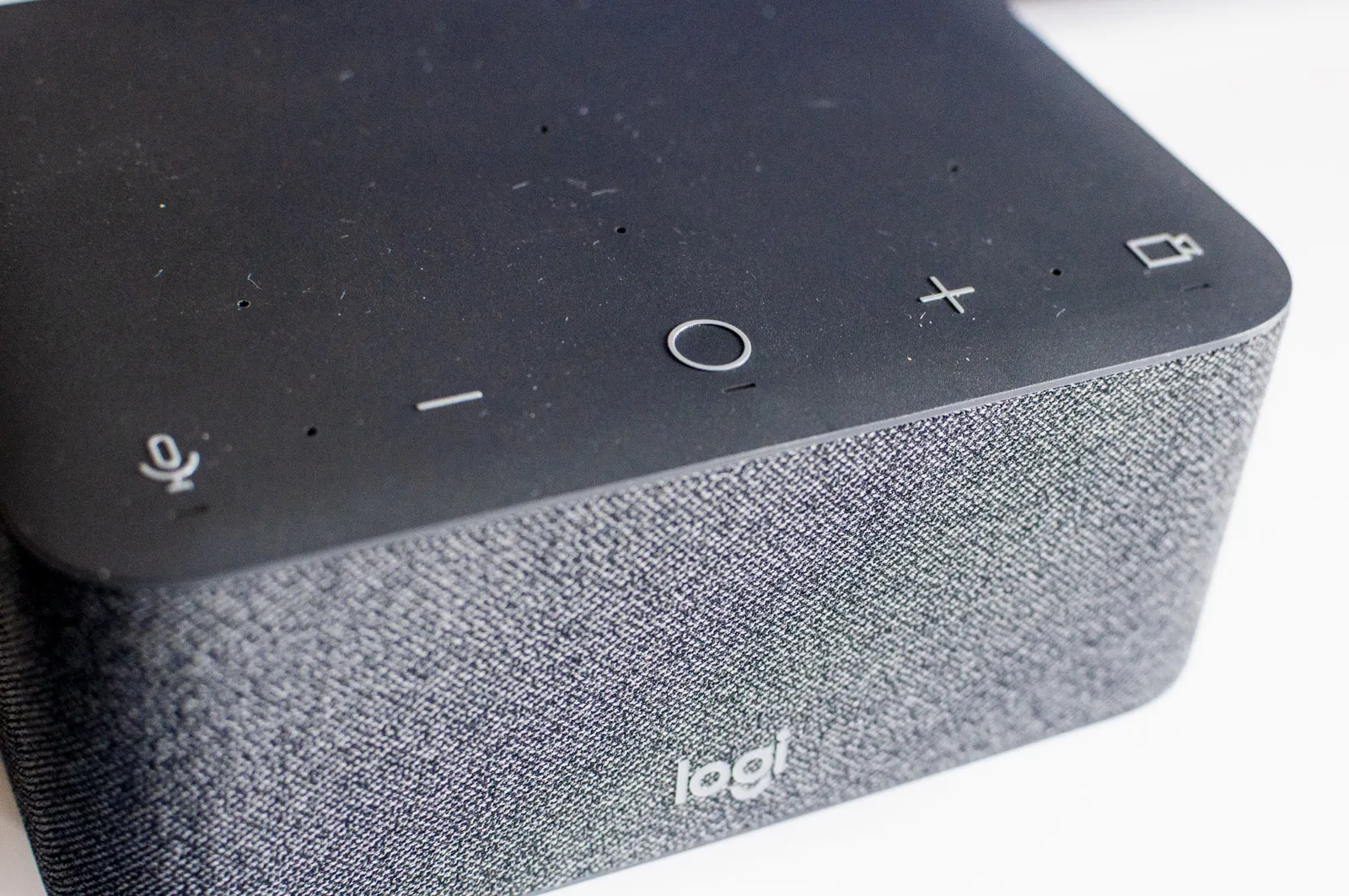 Recensione Logitech Logi Dock, via i cavi dalla scrivania (per davvero) Recensione Logitech Logi Dock, via i cavi dalla scrivania (per davvero)