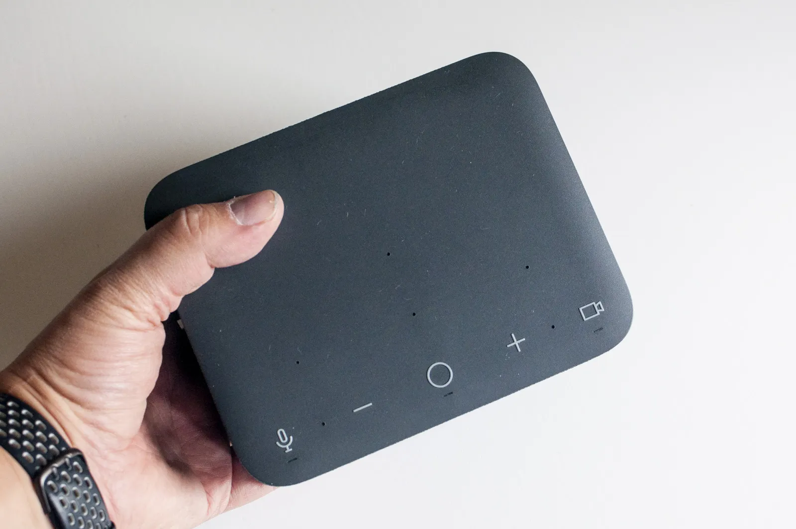 Recensione Logitech Logi Dock, via i cavi dalla scrivania (per davvero) Recensione Logitech Logi Dock, via i cavi dalla scrivania (per davvero)