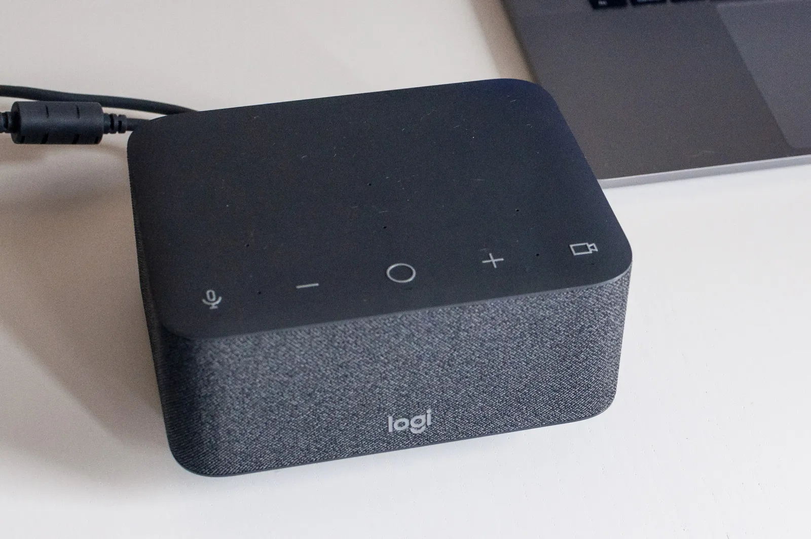 Recensione Logitech Logi Dock, via i cavi dalla scrivania (per davvero) Recensione Logitech Logi Dock, via i cavi dalla scrivania (per davvero)