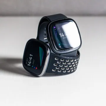 Recensione Fitbit Sense 2, lo smartwatch di Fitbit evolve, ma solo in parte