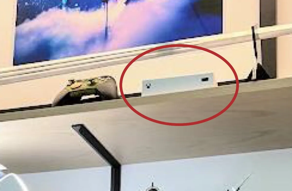 Xbox mini Keystone appare di nuovo alle spalle di Phil Spencer