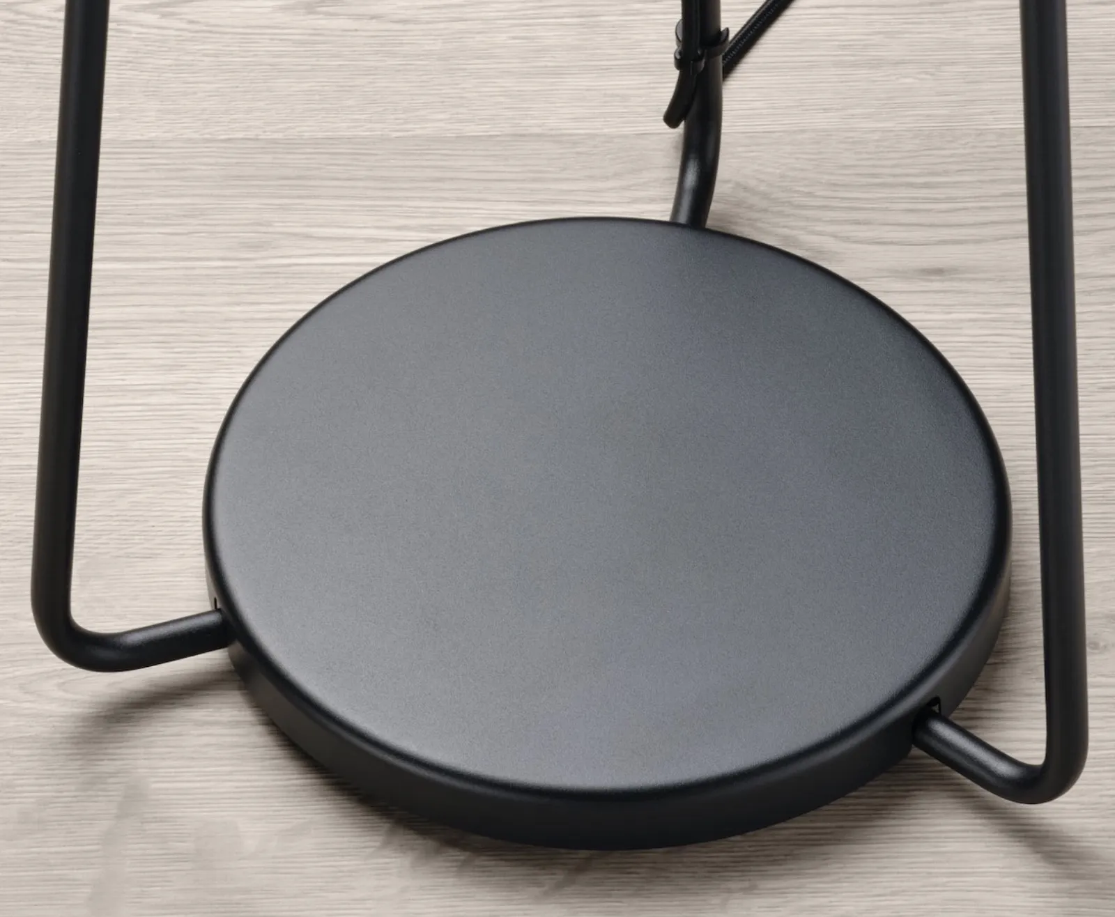 Spuntano le gambe allo speaker Symfonisk, diventa lampada da terra Spuntano le gambe allo speaker Symfonisk, diventa lampada da terra