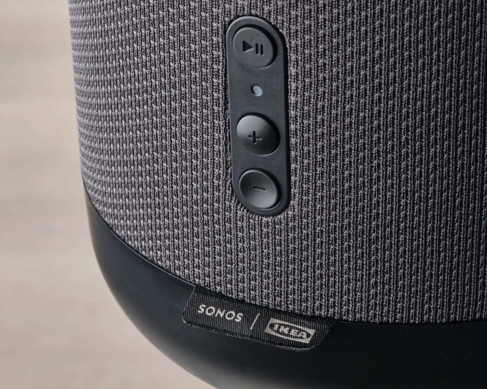 Spuntano le gambe allo speaker Symfonisk, diventa lampada da terra Spuntano le gambe allo speaker Symfonisk, diventa lampada da terra