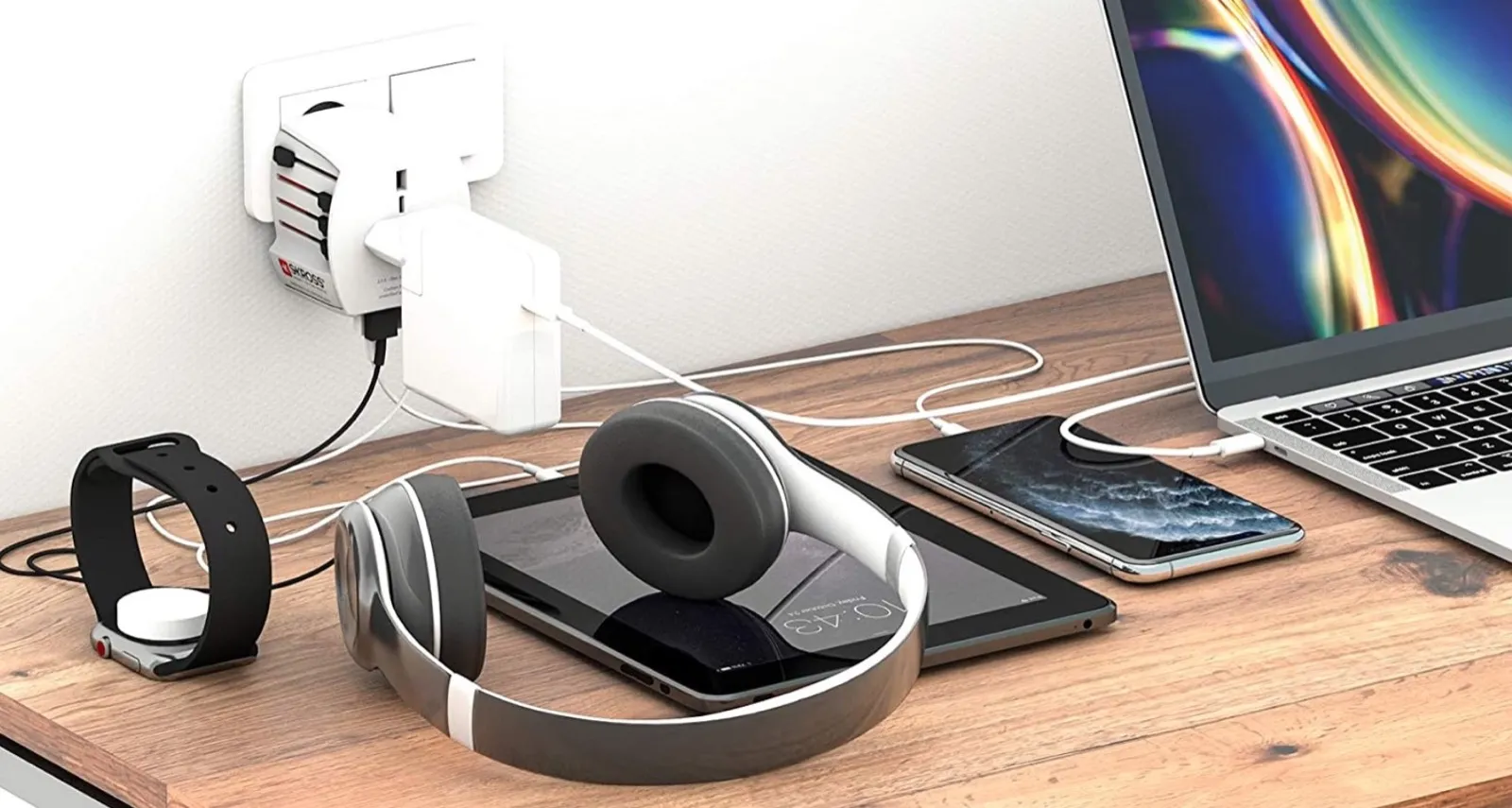 L’adattatore internazionale SKROSS con 4 USB e presa passante L’adattatore internazionale SKROSS con 4 USB e presa passante