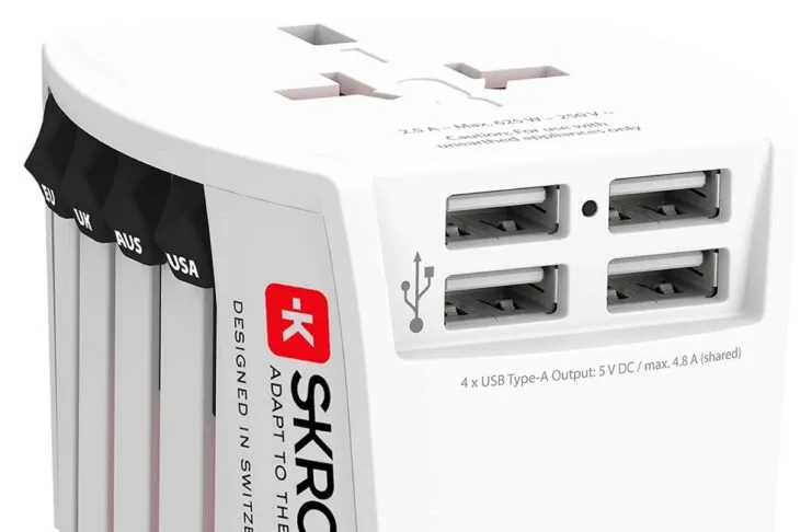 L’adattatore internazionale SKROSS con 4 USB e presa passante