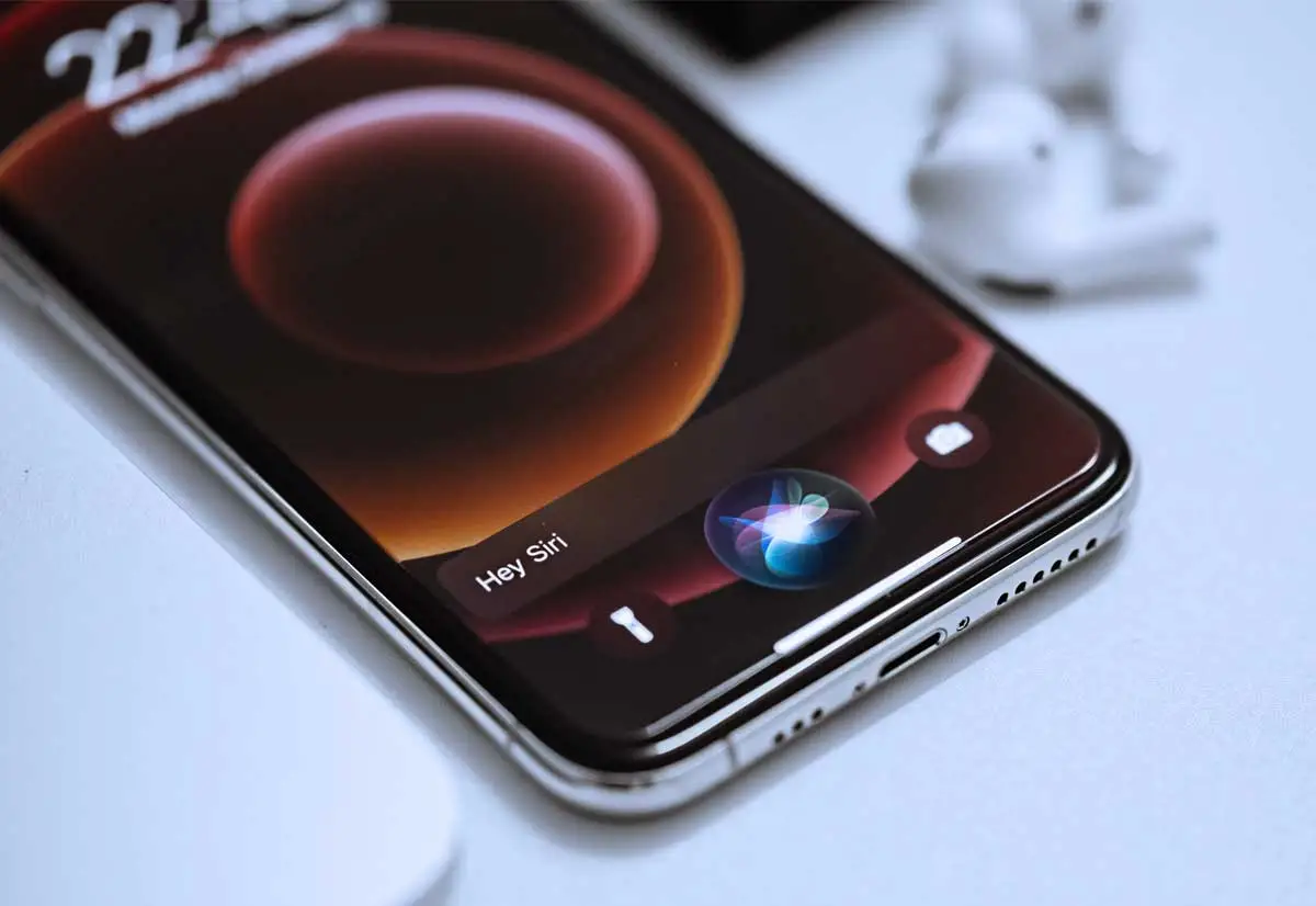 Lotte interne e preoccupazioni sulla privacy hanno tarpato le ali a Siri Lotte interne e preoccupazioni sulla privacy hanno tarpato le ali a Siri