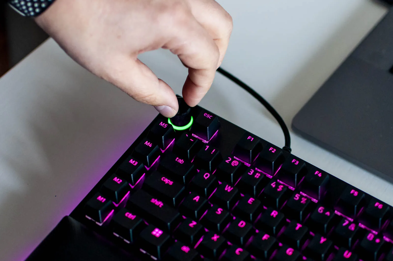 Recensione tastiera Razer Blackwidow V4 Pro, l’elite di Razer non è per tutti, ma un privilegio per pochi Recensione tastiera Razer Blackwidow V4 Pro, l’elite di Razer non è per tutti, ma un privilegio per pochi