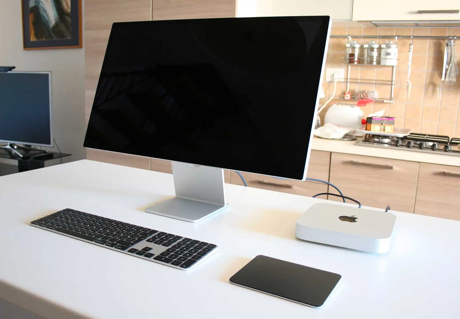 Recensione Studio Display Retina 5K 27″, per chi cerca un monitor Mac con una marcia in più Vicino a Mac mini M2, tastiera e Magic Trackpad