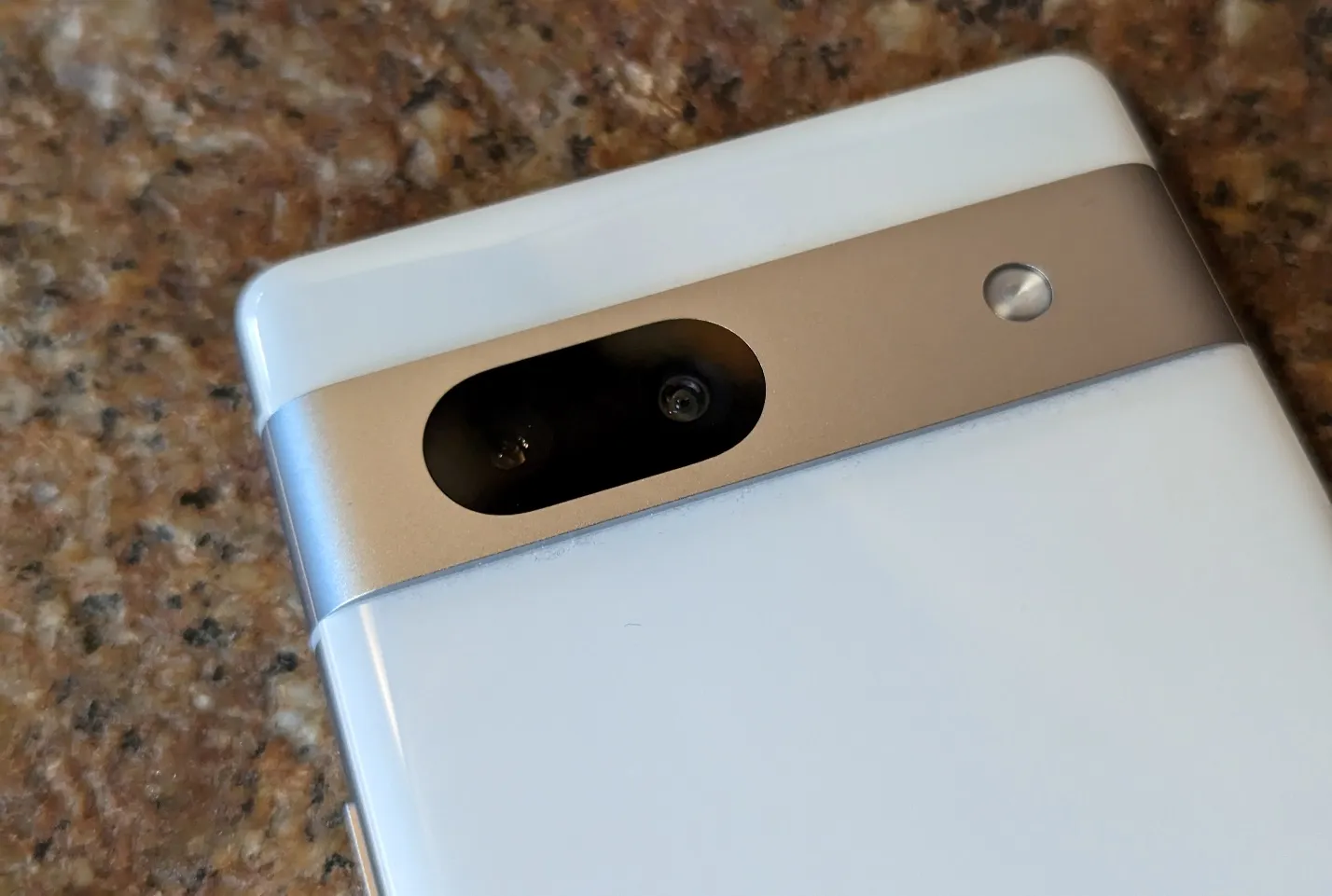 Recensione Google Pixel 7a, lo smartphone mid-range da non farsi scappare