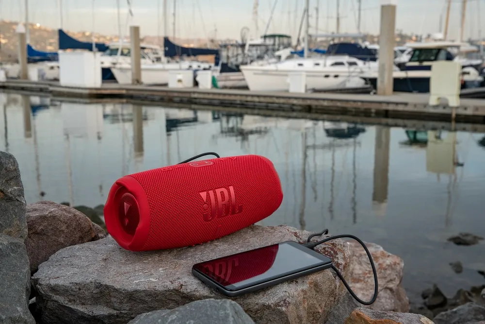 Gli speaker JBL Boombox 3 e JBL Charge 5 disponibili in versione Wi-Fi
