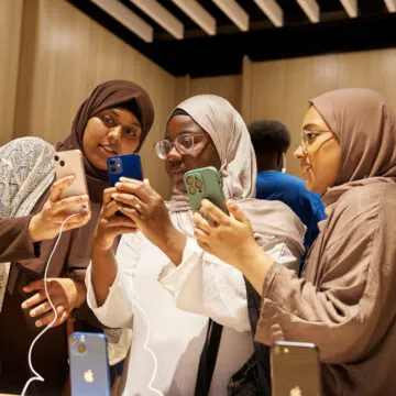 Apple Store, le foto dell'apertura nella storica Battersea Power Station di Londra