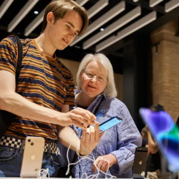 Apple Store, le foto dell'apertura nella storica Battersea Power Station di Londra