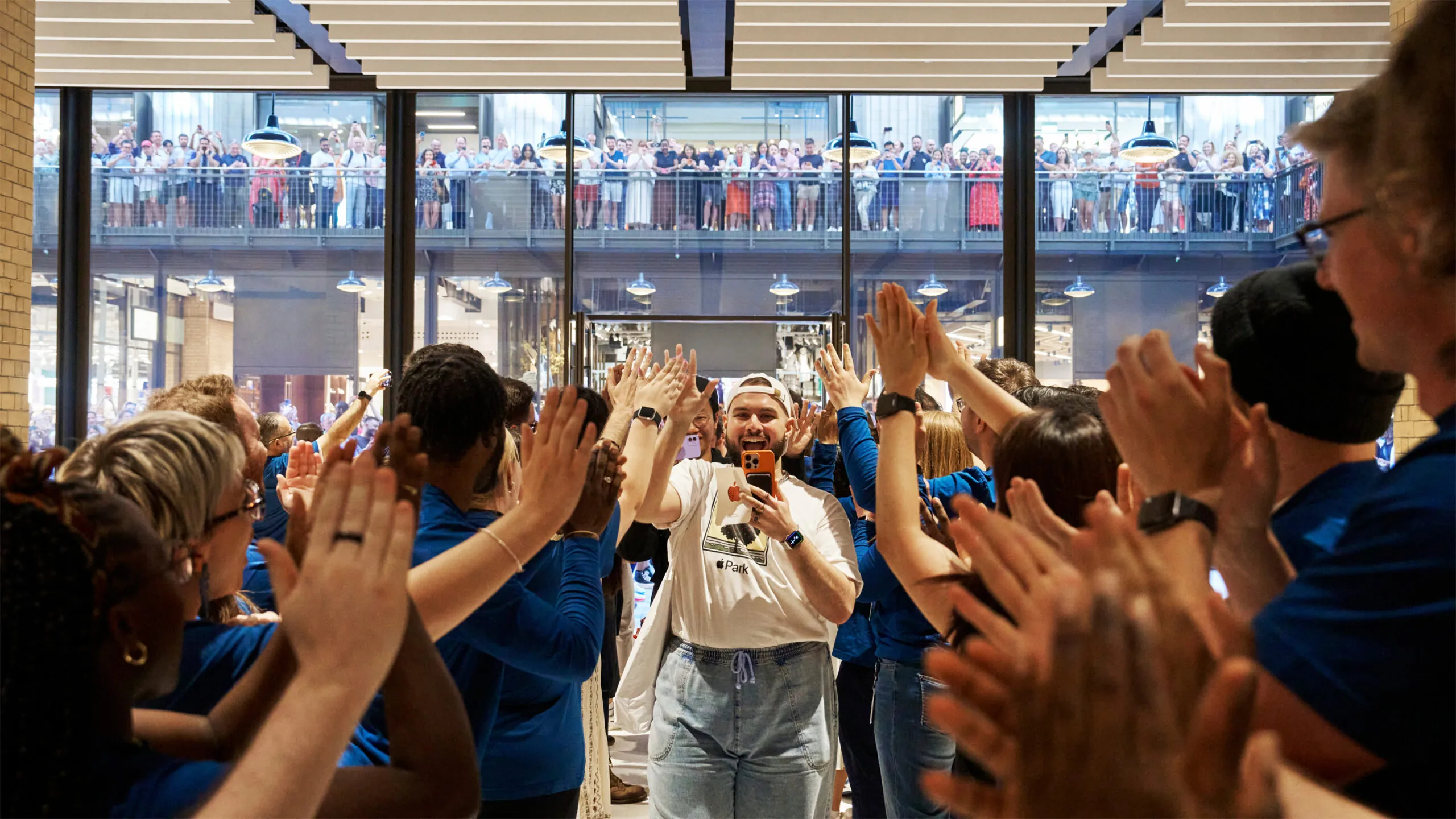 Apple Store, le foto dell'apertura nella storica Battersea Power Station di Londra Apple Store, le foto dell'apertura nella storica Battersea Power Station di Londra