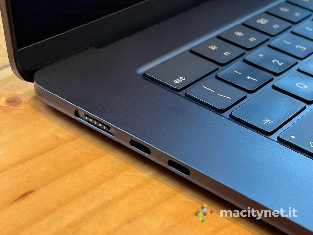 MacBook air 15 m2 2023 foto dini 6 MacBook air 15 m2 2023 foto dini 6