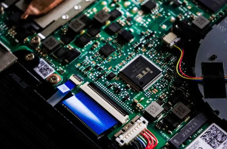 La password nel BIOS di alcuni notebook Lenovo si bypassa con un cacciavite