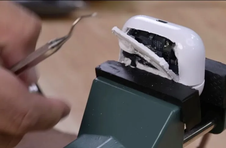 Utente ha creato custodia riparabile per le AirPods Pro