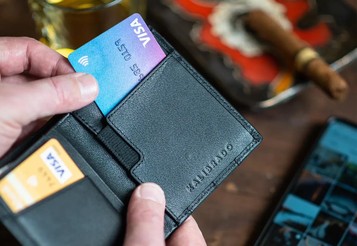 Carte di credito e debito, attenzione alle truffe anche in vacanza all'estero Carte di credito e debito, attenzione alle truffe anche in vacanza all'estero