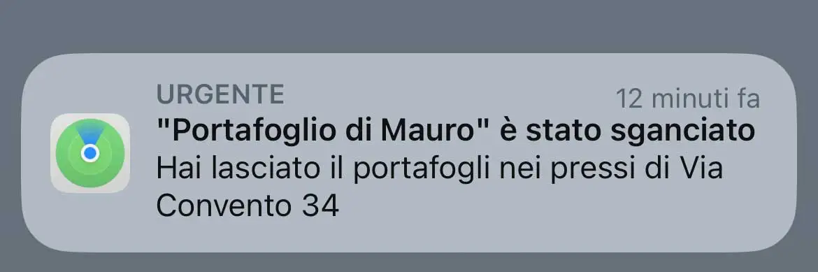 Esempio di notifica urgente. In questo caso la funzione Dov’è di un portafoglio MagSafe: se si stacca dal telefono, è possibile ricevere una notifica con l’ultima posizione conosciuta.