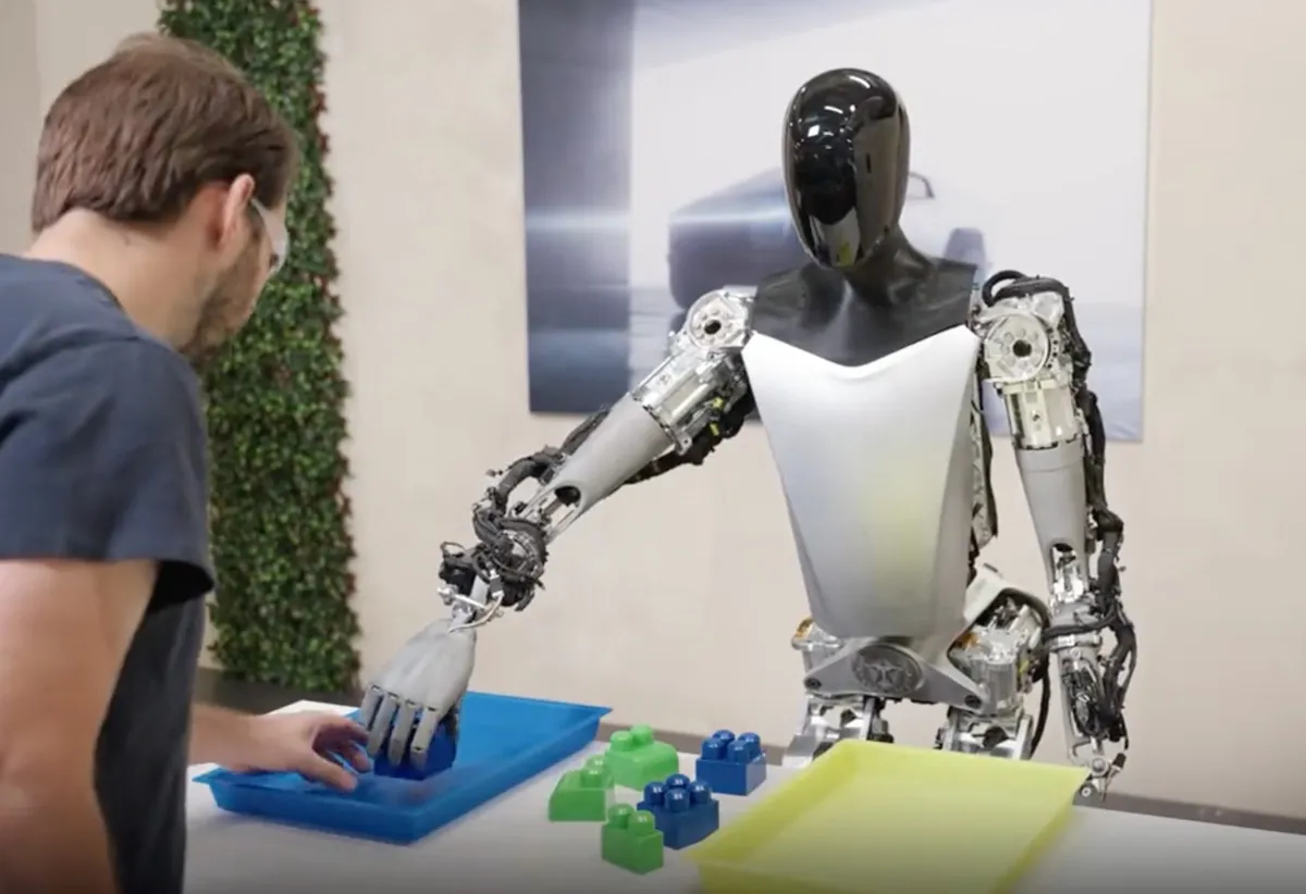 Il robot Tesla Optimus manipola oggetti e fa yoga grazie all’AI