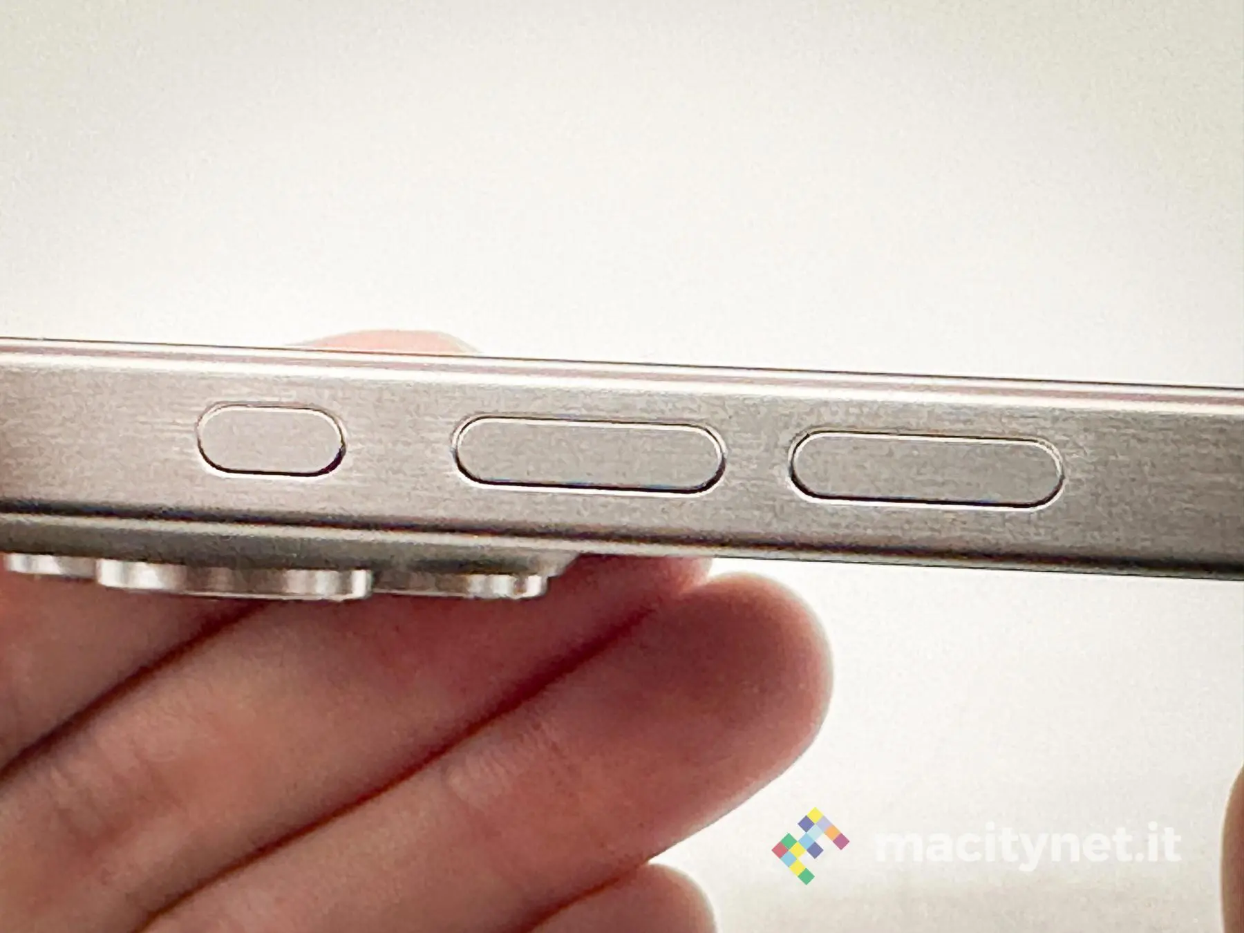 Sono arrivati gli iPhone 15 e 15 Pro, primo contatto Sono arrivati gli iPhone 15 e 15 Pro, primo contatto