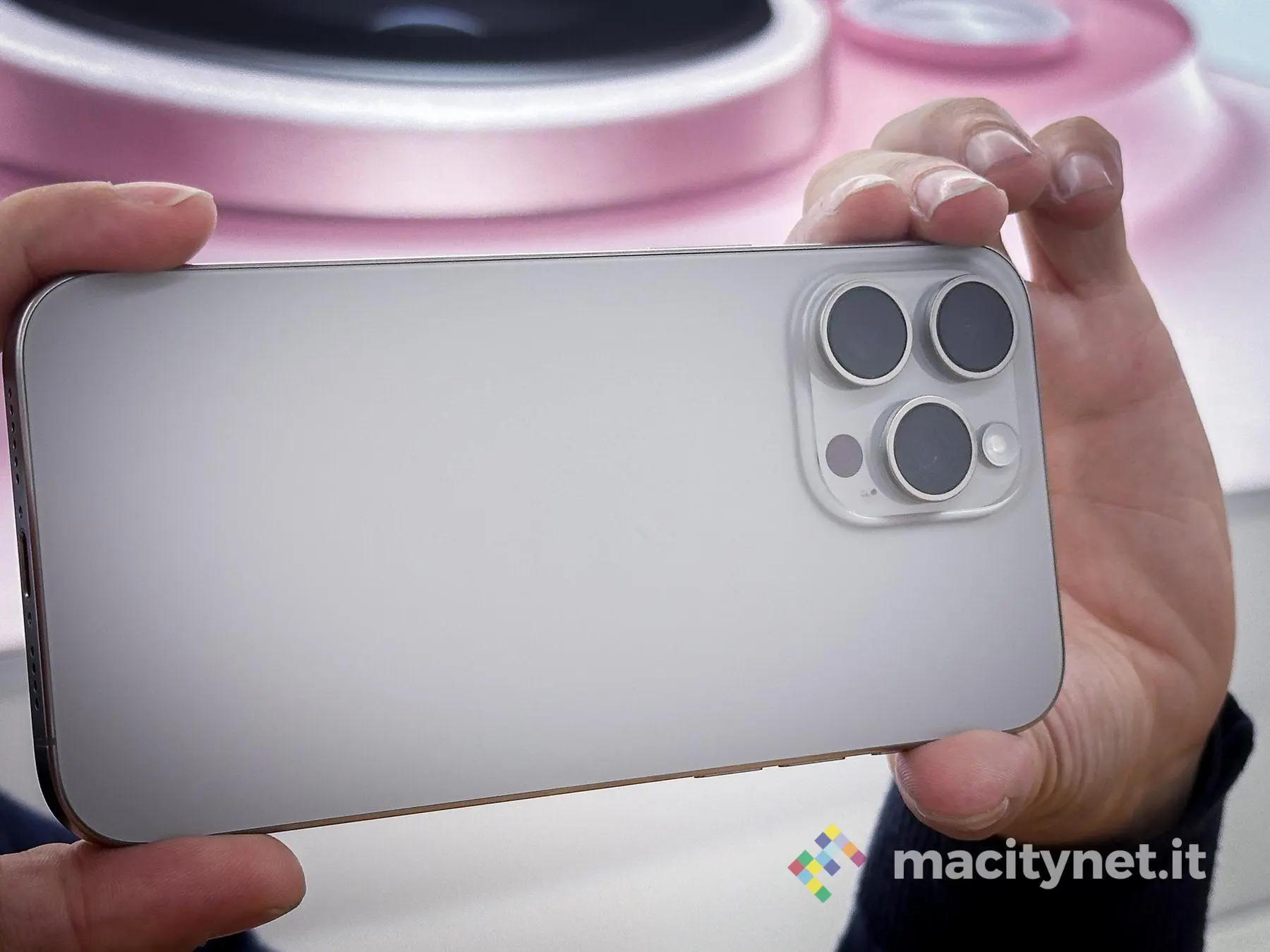 Sono arrivati gli iPhone 15 e 15 Pro, primo contatto Sono arrivati gli iPhone 15 e 15 Pro, primo contatto