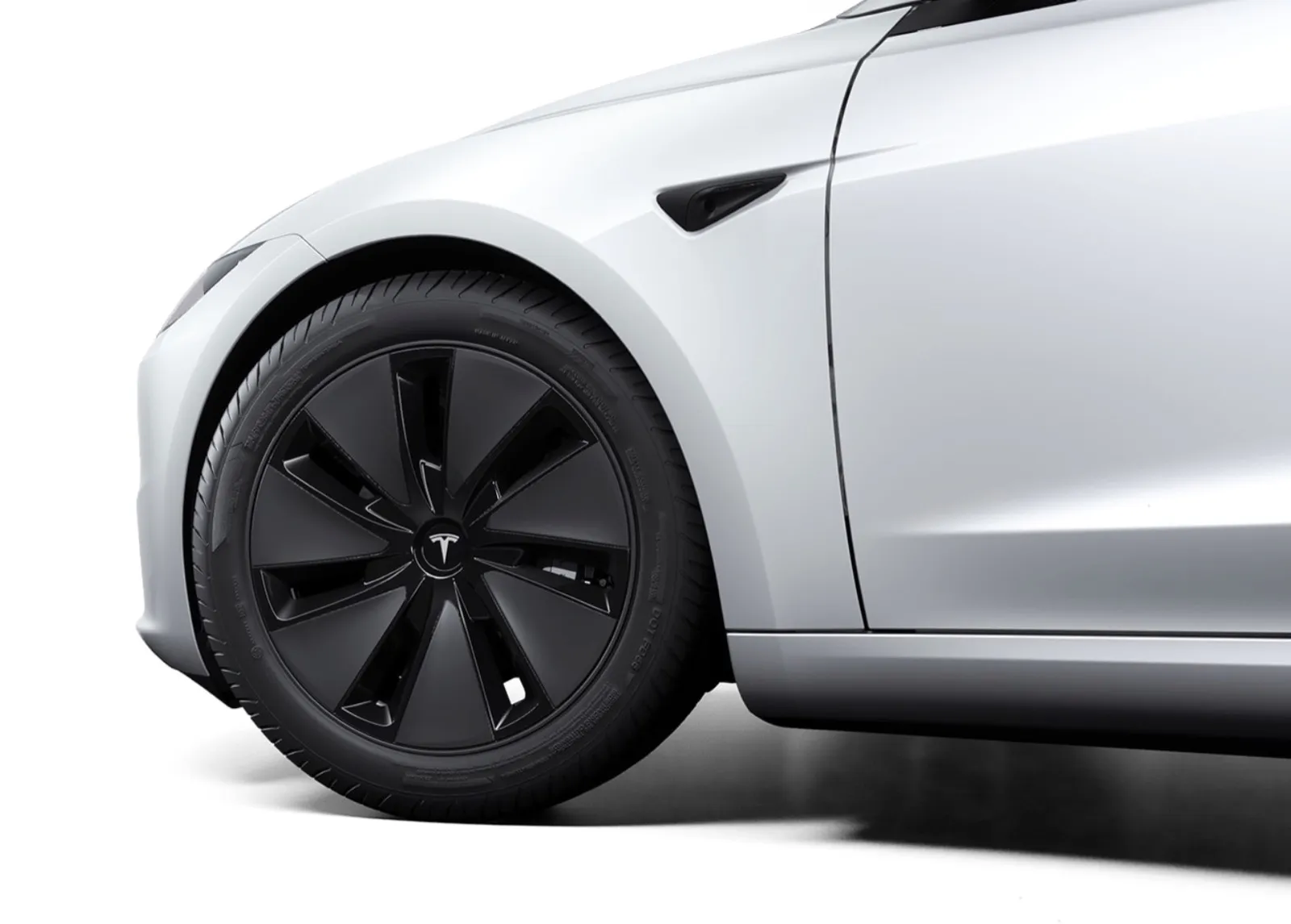 Tesla Model 3 diventa più bella dentro e fuori, migliora l’autonomia Tesla Model 3 diventa più bella dentro e fuori, migliora l’autonomia