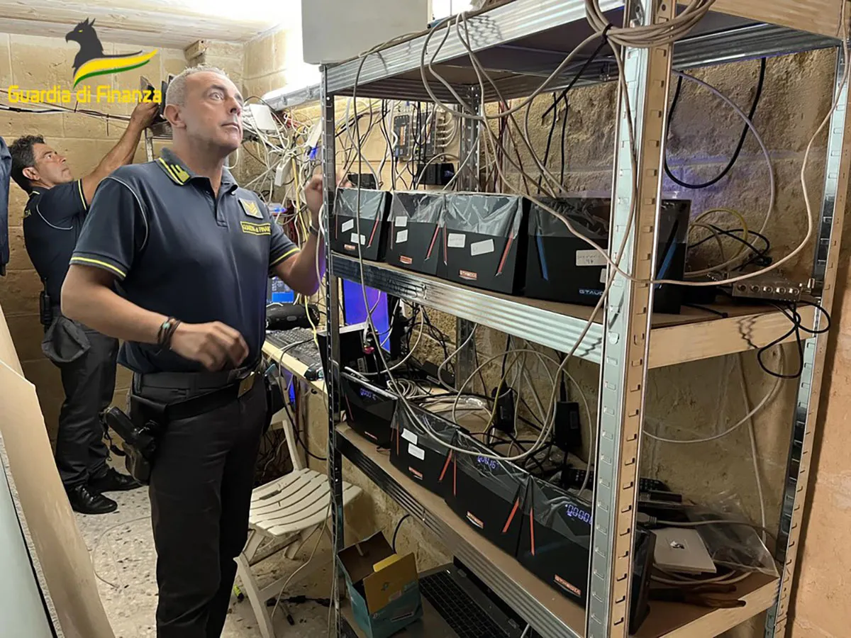 Operazione antipirateria, smantellata in Puglia centrale trasmissione abusiva piattaforma SKY Operazione antipirateria, smantellata in Puglia centrale trasmissione abusiva piattaforma SKY