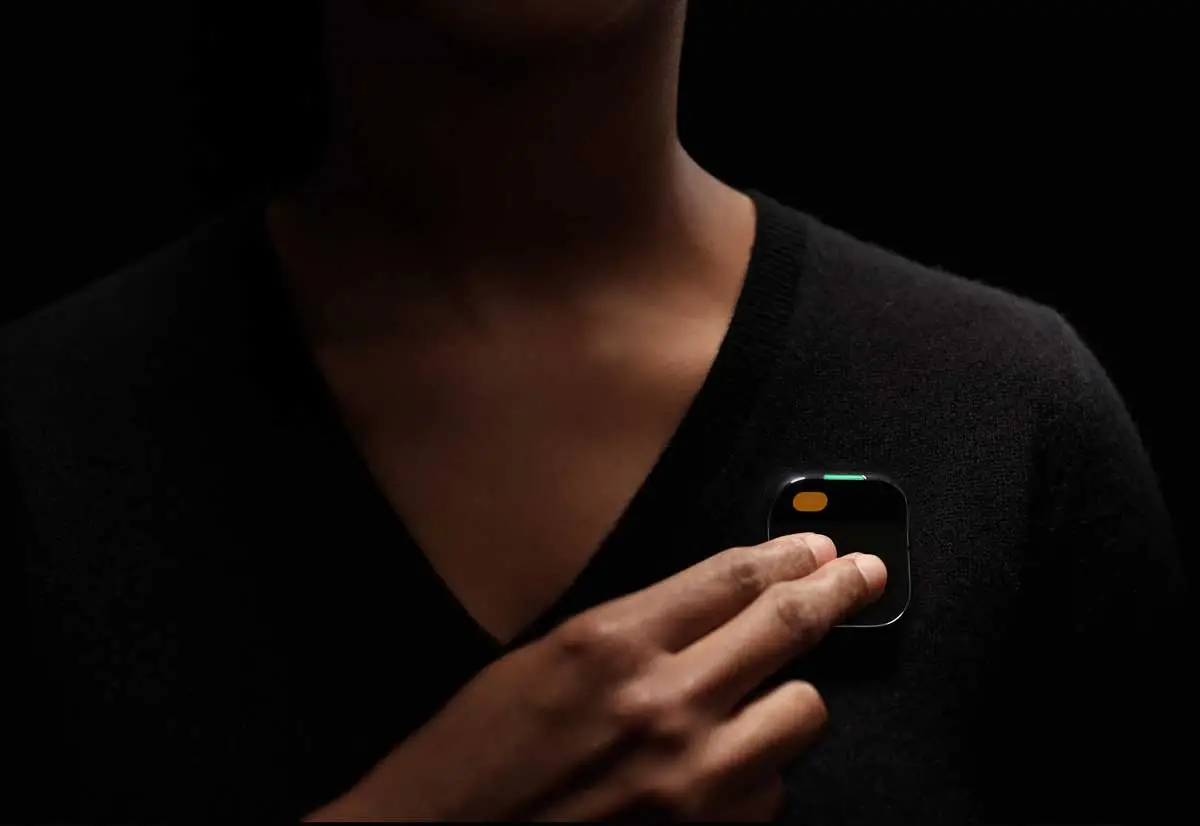 Presentato AI Pin, il miniproiettore che vuole sostituire lo smartphone Presentato AI Pin, il miniproiettore che vuole sostituire lo smartphone